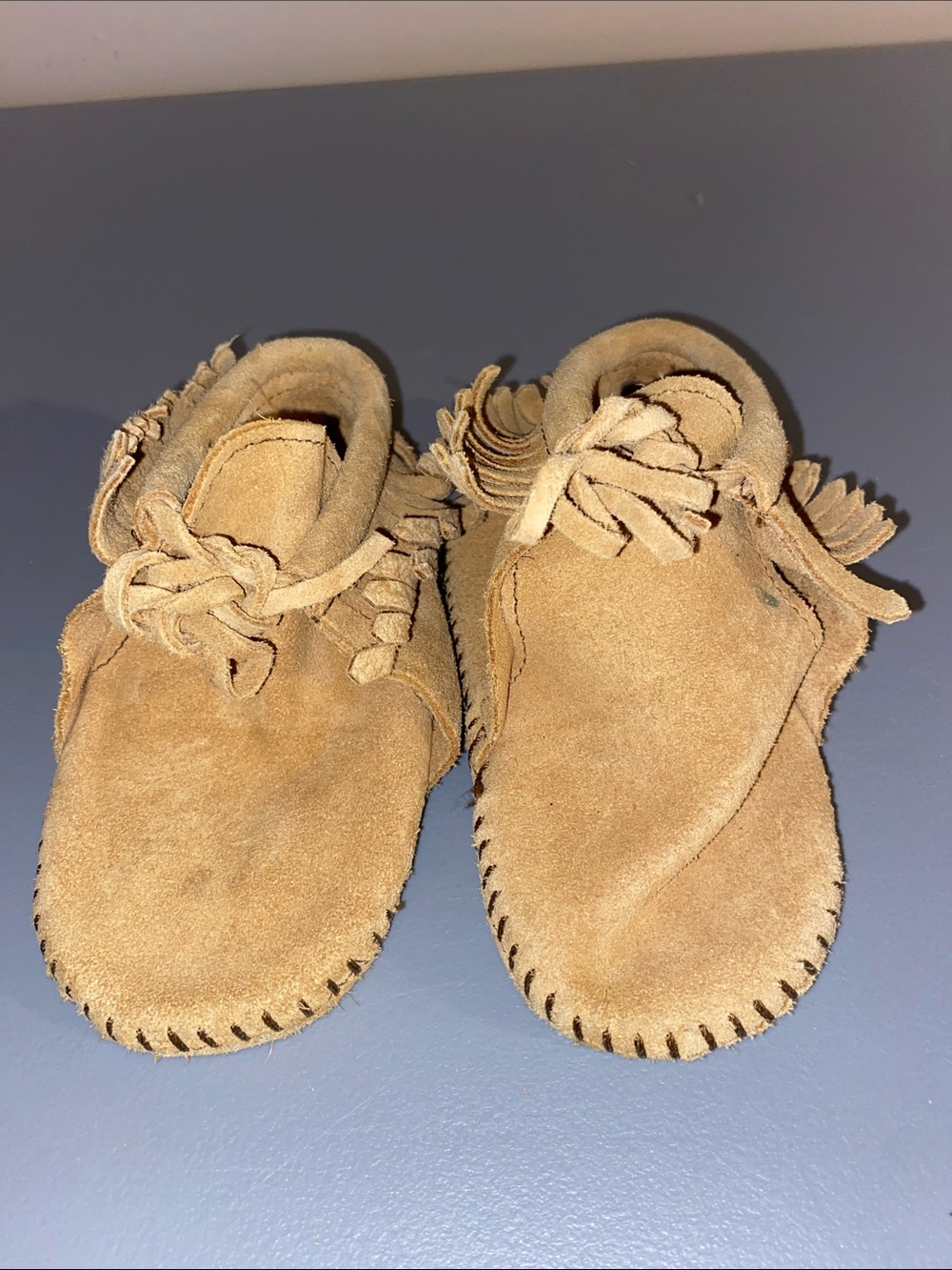 Kids Minnetonka Suede Fringe Moccasin Shoes in Tan size 6